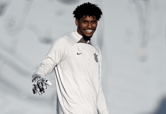 Hugo Souza chora ao falar sobre Corinthians e cita torcida como diferencial para o Flamengo