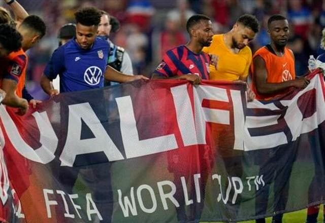 Seleção dos EUA comete gafe ao exibir faixa de classificação para Copa