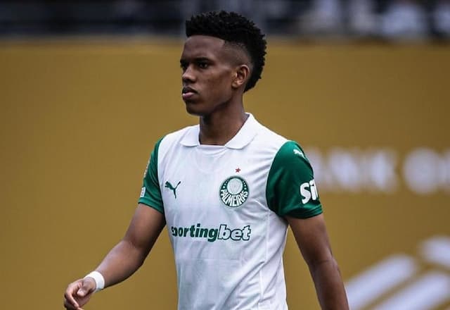 Estêvão admite dificuldade para focar no Palmeiras: “Você se imagina na Europa”