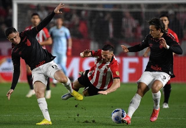 Athletico-PR marca aos 50, elimina o Estudiantes e pegará o Palmeiras na semifinal