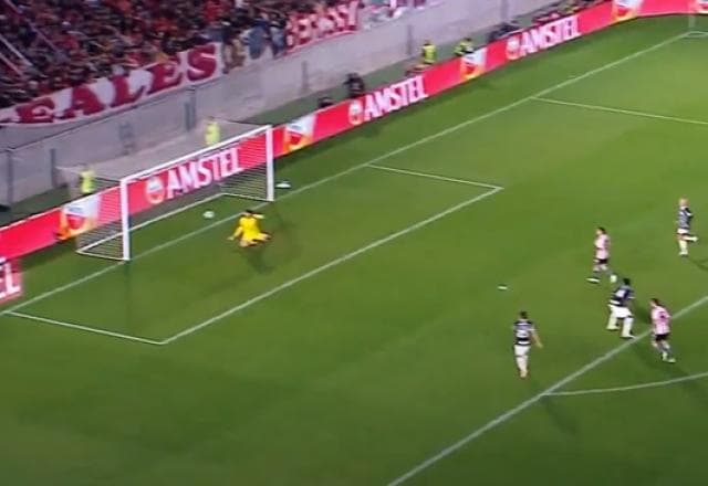 Ascacíbar arrisca de longe, e bola explode na trave do Corinthians