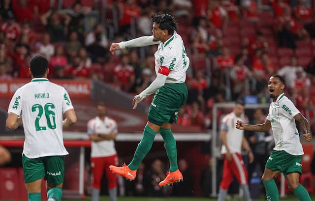 Palmeiras vence o Internacional fora e assume a liderança do Brasileirão