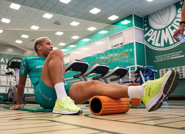 Palmeiras atualiza situação das lesões de Jefté e Vitor Roque