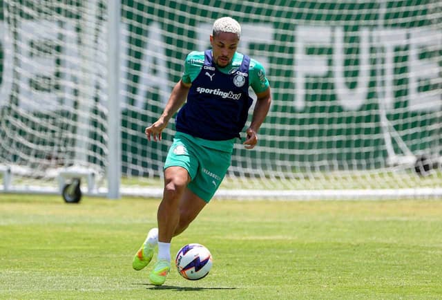 Vitor Roque volta a treinar no Palmeiras, mas deve ser poupado no clássico