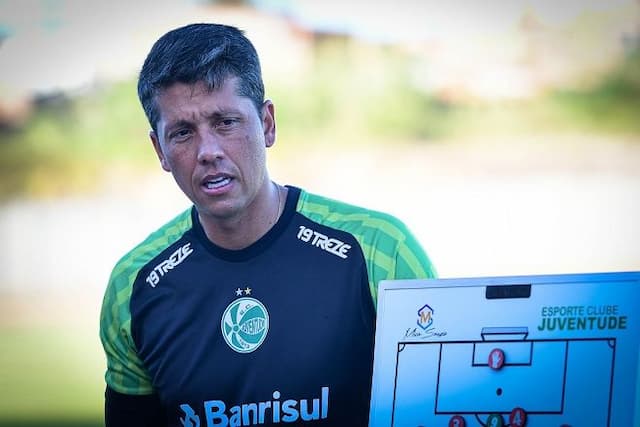 Thiago Carpini assume o comando técnico do São Paulo