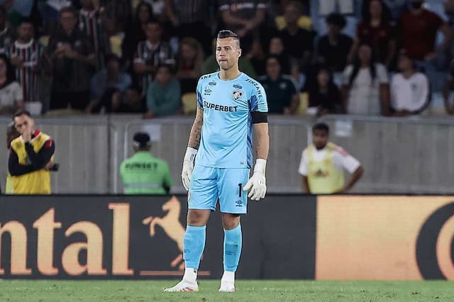 Fábio, do Fluminense, fica a duas partidas de entrar para a história do futebol