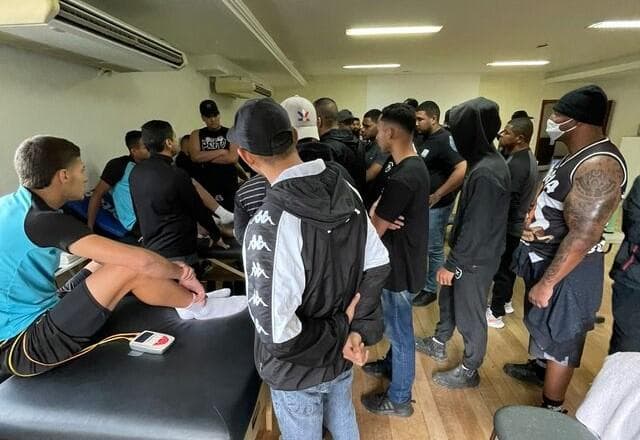 Torcedores do Botafogo invadem CT e ameaçam jogadores