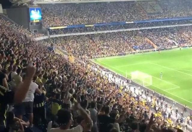 Fenerbahçe repudia cânticos a Vladimir Putin em partida pela Champions League