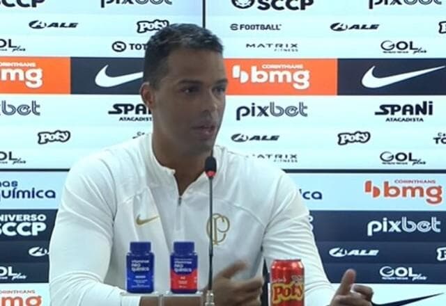 Apresentado, Fernando Lázaro destaca querer Corinthians "equilibrado" em 2023