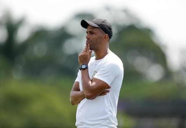 Corinthians anuncia saída do técnico Fernando Lázaro