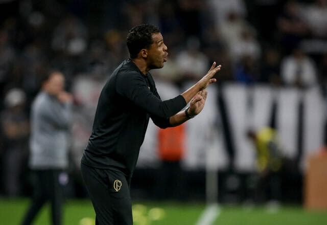 Torcida do Corinthians pede demissão do técnico Fernando Lázaro