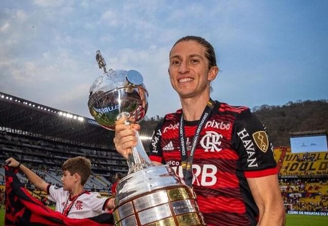 Flamengo anuncia renovação de contrato do lateral-esquerdo Filipe Luís