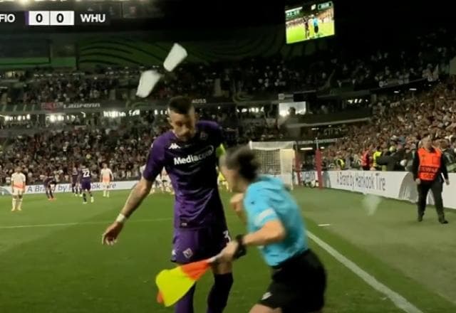 Lamentável! Torcida do West Ham joga copos em campo, e Biraghi corta a cabeça