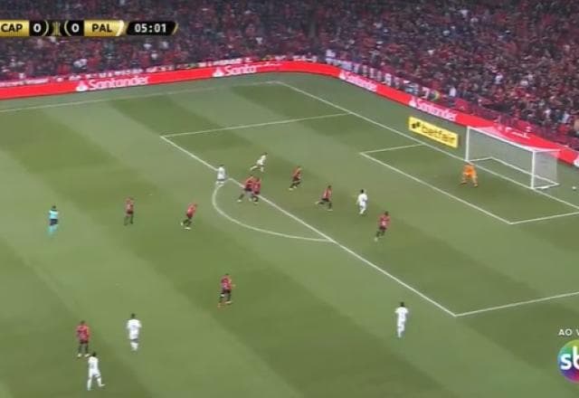 Dudu deixa Flaco López na cara do gol, mas atacante perde chance incrível
