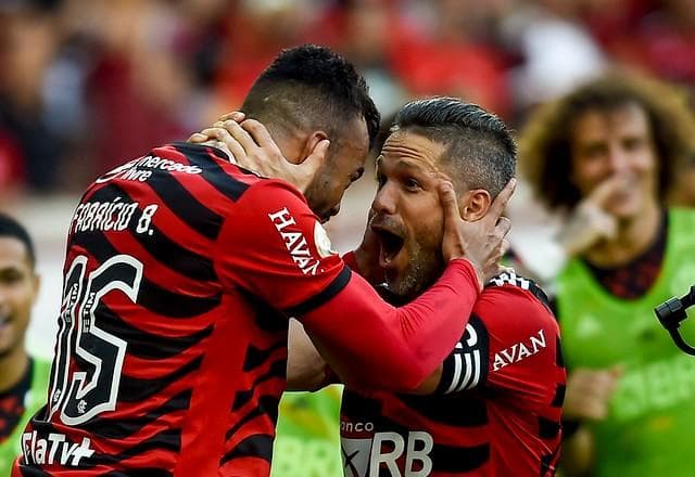Flamengo goleia Athletico-PR no Maraca e vence a 6ª seguida no Brasileirão