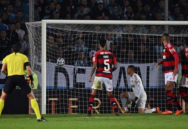 Muro da sede do Flamengo é pichado após empate na Libertadores