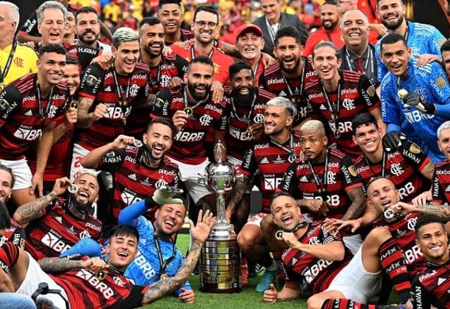 "Real Madrid, pode esperar, a sua hora vai chegar", canta dirigente do Flamengo
