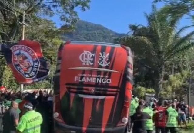 AeroFla: torcida do Flamengo faz festa em embarque para a final da Libertadores