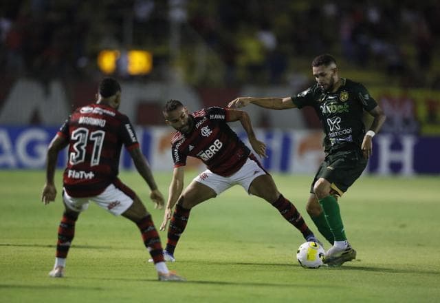 Flamengo não empolga, mas vence Altos e avança na Copa do Brasil