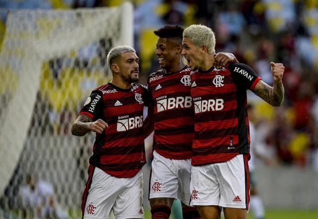 Flamengo vence Goiás, sobe no Brasileiro e ameniza pressão