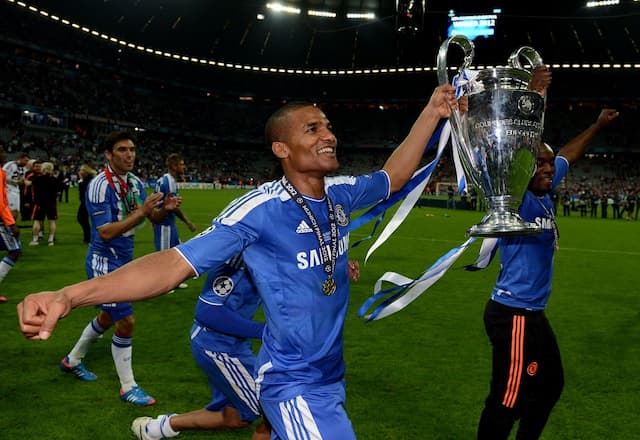  Ex-jogador do Chelsea vira soldado da França e treina na Amazônia