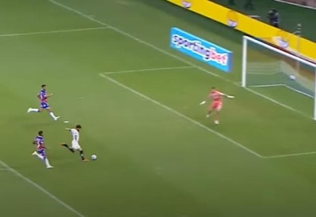 Yuri Alberto fica cara a cara com João Ricardo e finaliza no goleiro