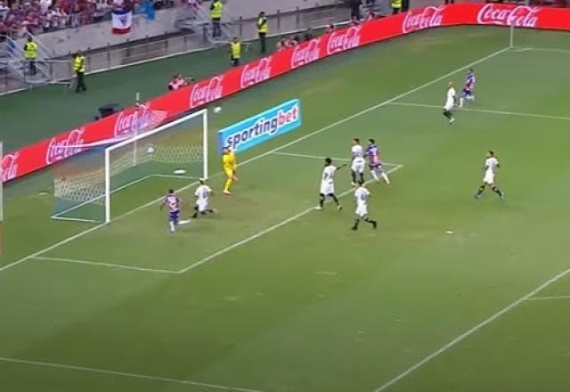 QUASE! Pikachu manda bola raspando a trave do Corinthians 