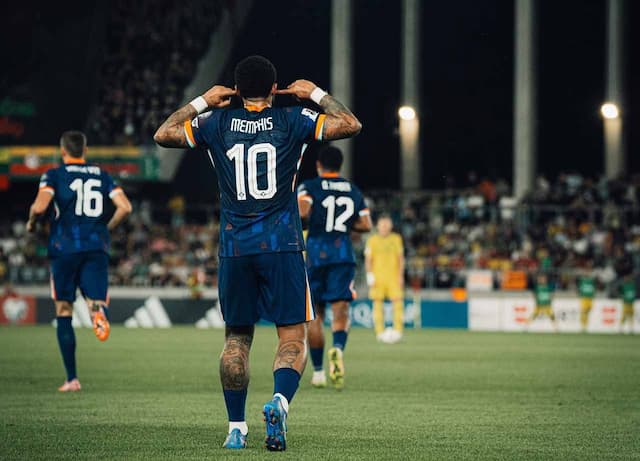 Com recorde de Depay, Holanda vence a Lituânia e dispara no Grupo G das Eliminatórias