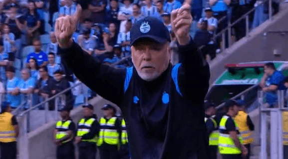 Grêmio faz substituição errada e Mano Menezes se revolta