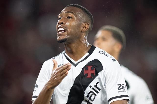 Rayan, do Vasco, comemora primeiro gol em clássicos