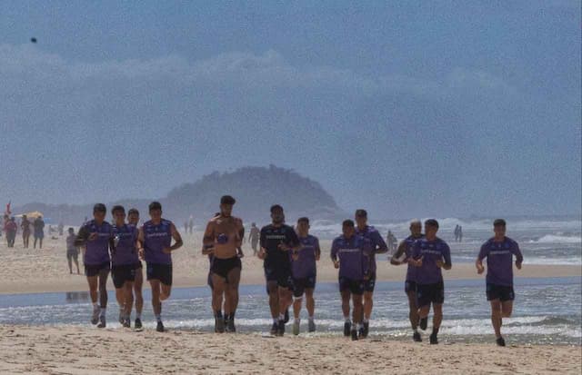 Racing treina na praia após derrota para o Flamengo: "Começamos a dar a volta"