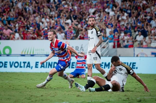 Fortaleza vence o Atlético-MG e se aproxima da salvação no Brasileiro
