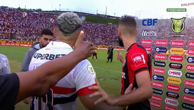 Zagueiro do Vitória quebra protocolo e critica arbitragem após ser expulso