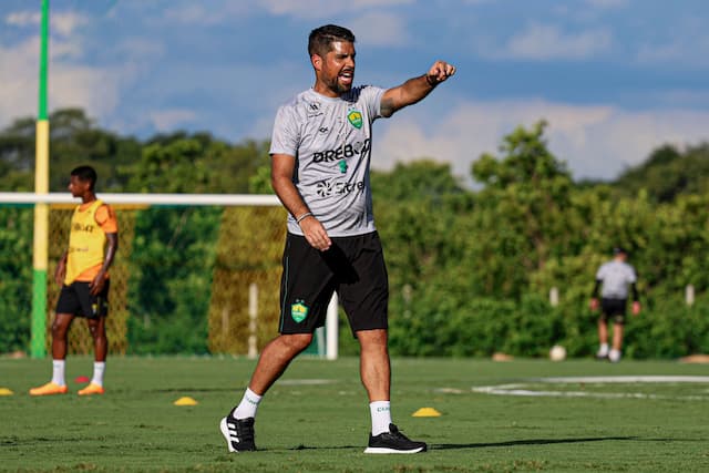 Corinthians se aproxima de acerto com técnico António Oliveira