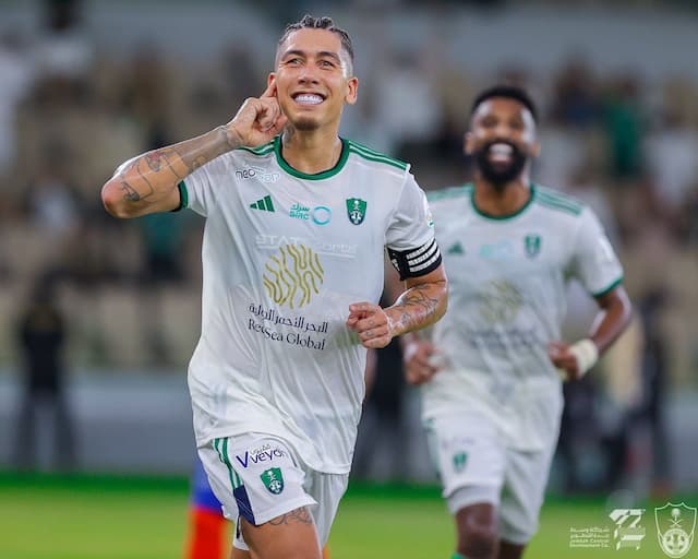 Roberto Firmino revela desejo de retorno ao Brasil e elogia Corinthians