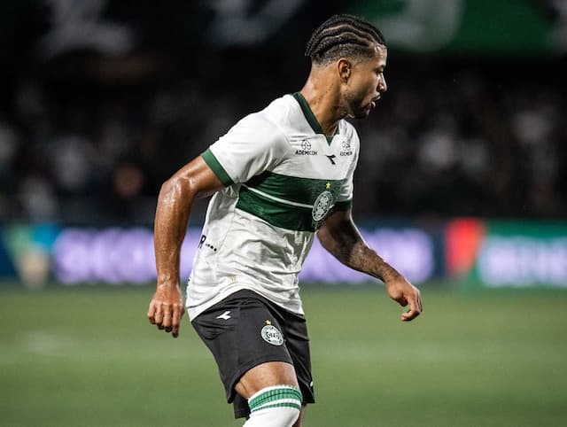 Bragantino estreia no Brasileirão com vitória nos acréscimos sobre o Coritiba