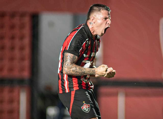 Vitória aproveita expulsões, bate Ceará e vai à semifinal da Copa do Nordeste