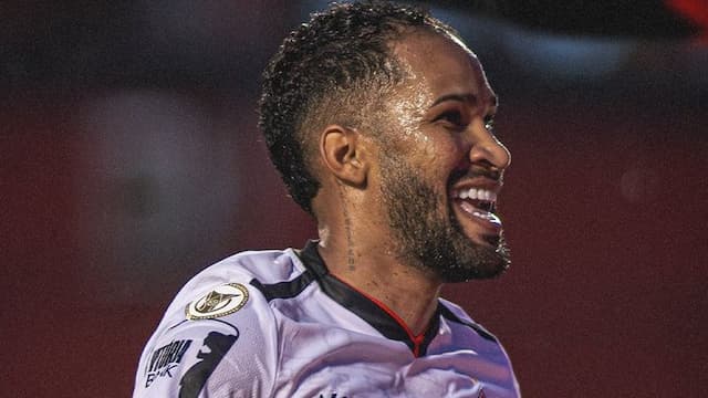 Vitória bate RB Bragantino e Corinthians volta para o Z4 do Brasileirão