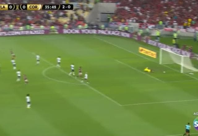 Que perigo! Gabigol chuta de fora da área e a bola passa à esquerda do gol