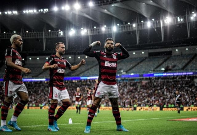 Com pênalti polêmico, Flamengo bate Vasco e abre vantagem na semifinal