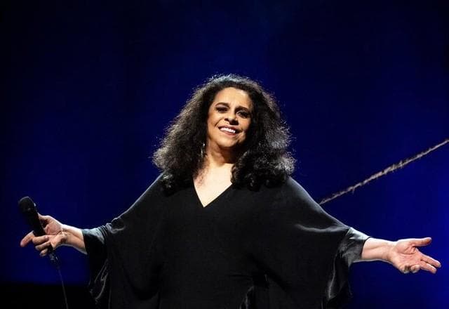 Clubes brasileiros prestam homenagem a cantora Gal Costa