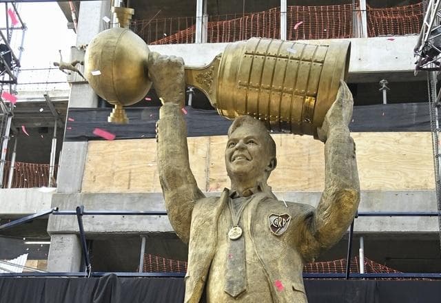 Ex-presidente do River crítica parte íntima de estátua de Gallardo: "Barbaridade"