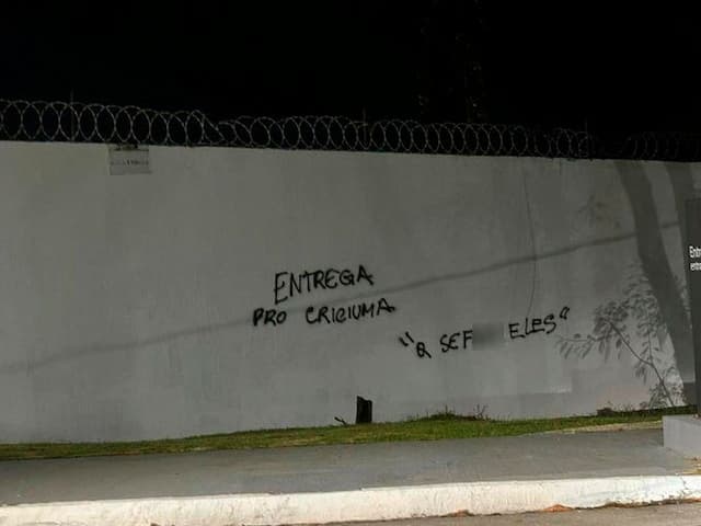 Muro do Ninho do Urubu, CT do Flamengo, é pichado: "Entrega para o Criciúma"