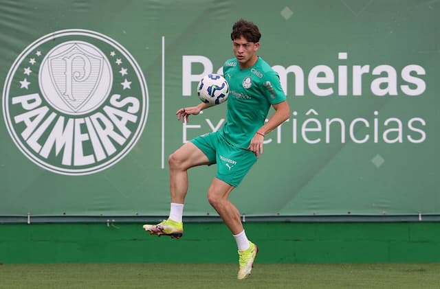 Giay é convocado por Scaloni para amistosos da Argentina