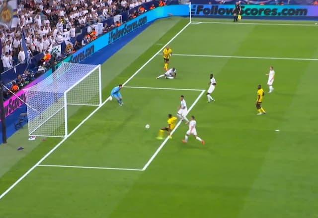 Mais um! Gittens amplia o placar para o Borussia Dortmund contra Real Madrid