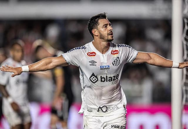 Santos vence Operário e assume a ponta da Série B