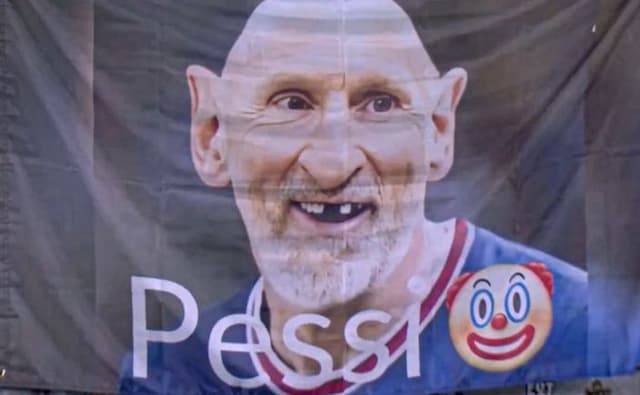 Torcida rival ostenta bandeirão para provocar Messi em derrota do Inter Miami