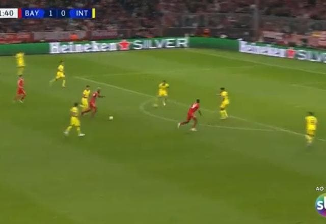 Golaço! Choupo-Moting manda uma bomba no ângulo e amplia para o Bayern