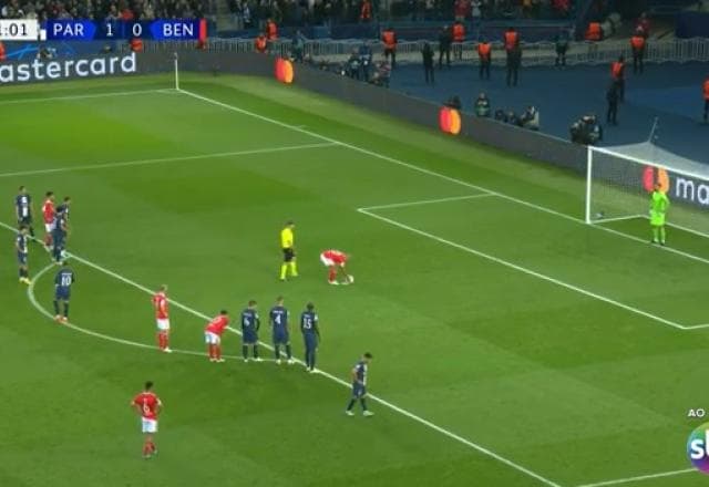 VAR chama, juiz marca pênalti, e João Mário empata para o Benfica contra o PSG