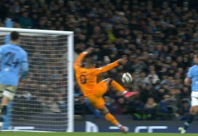 Não existe gol feio... Mbappé desvia de canela e empata a partida para o Real Madrid